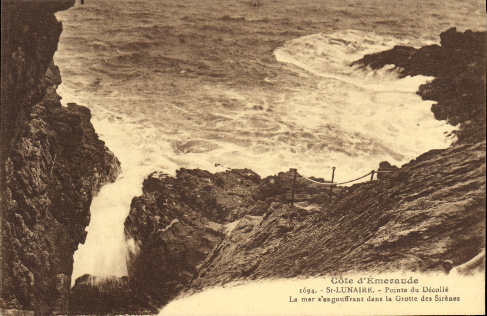 CPA St Lunaire Pointe du Decolle La Mer s'engouffrant dans la Grotte des Sirenes