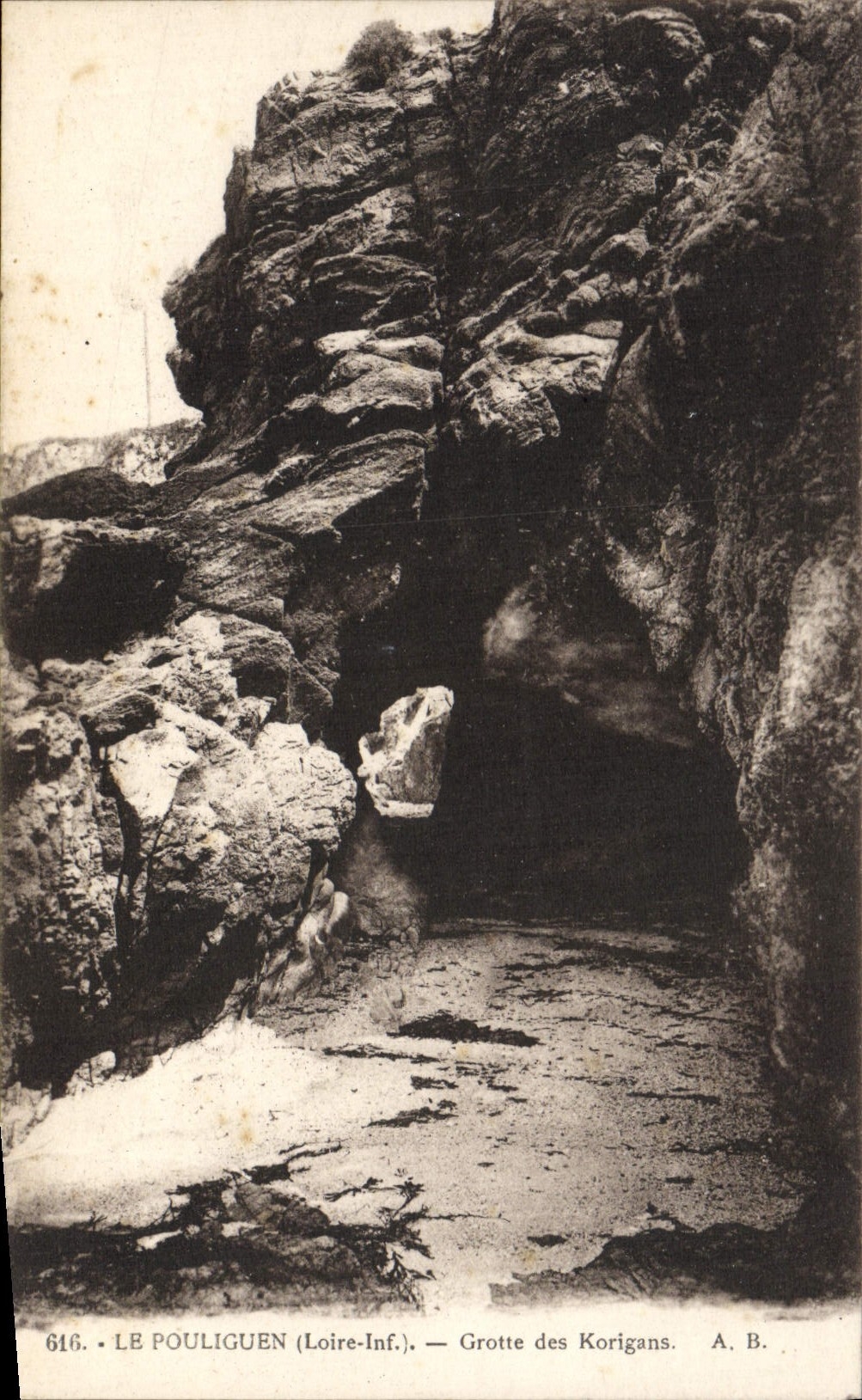 VINTAGE POSTCARD Pouliguen Cave of Korigans