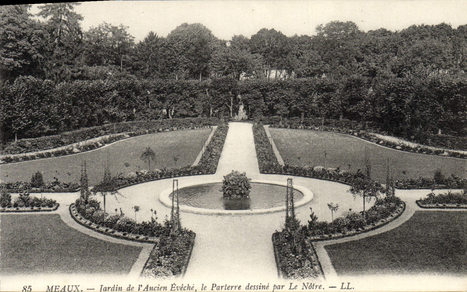 VINTAGE POSTCARD Meaux Jardin of I' Ancien Eveche the Floor draws by Ours
