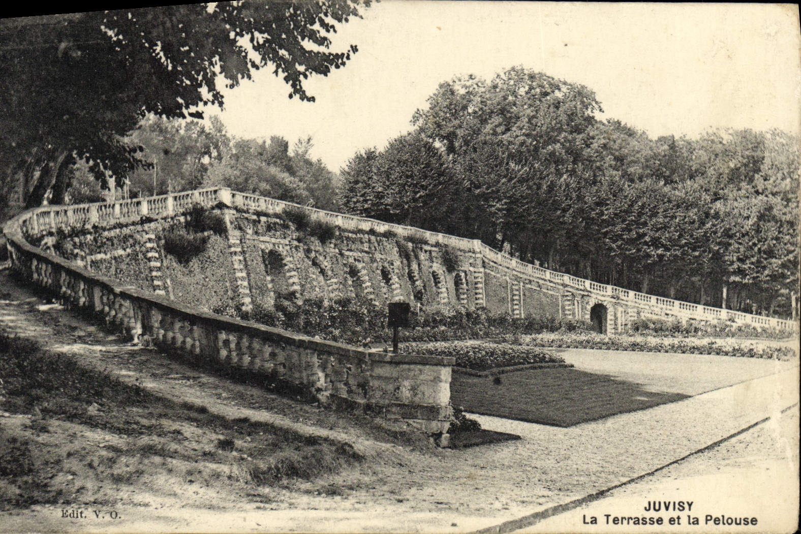VINTAGE POSTCARD Juvisy the Terrace and the Lawn