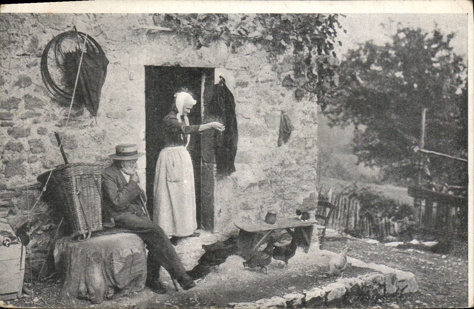 CPA Paysans Folklore Ferme Poules 