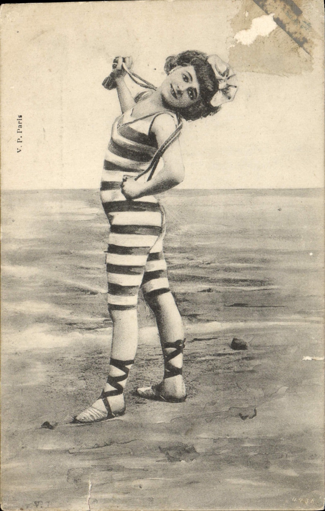 CPA Fantaisie Femme Maillot de bain Folklore