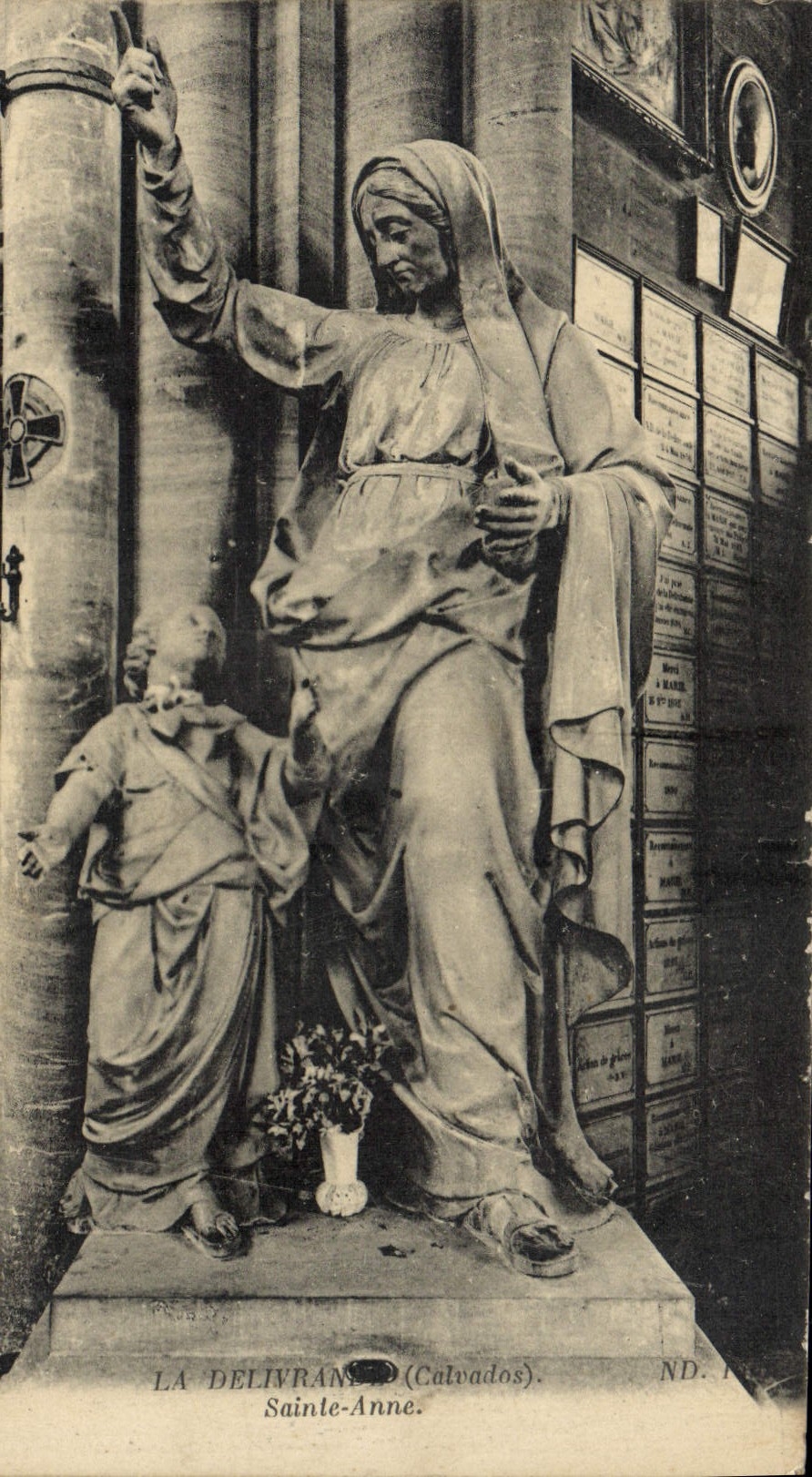 VINTAGE POSTCARD Delivrande Sainte Anne