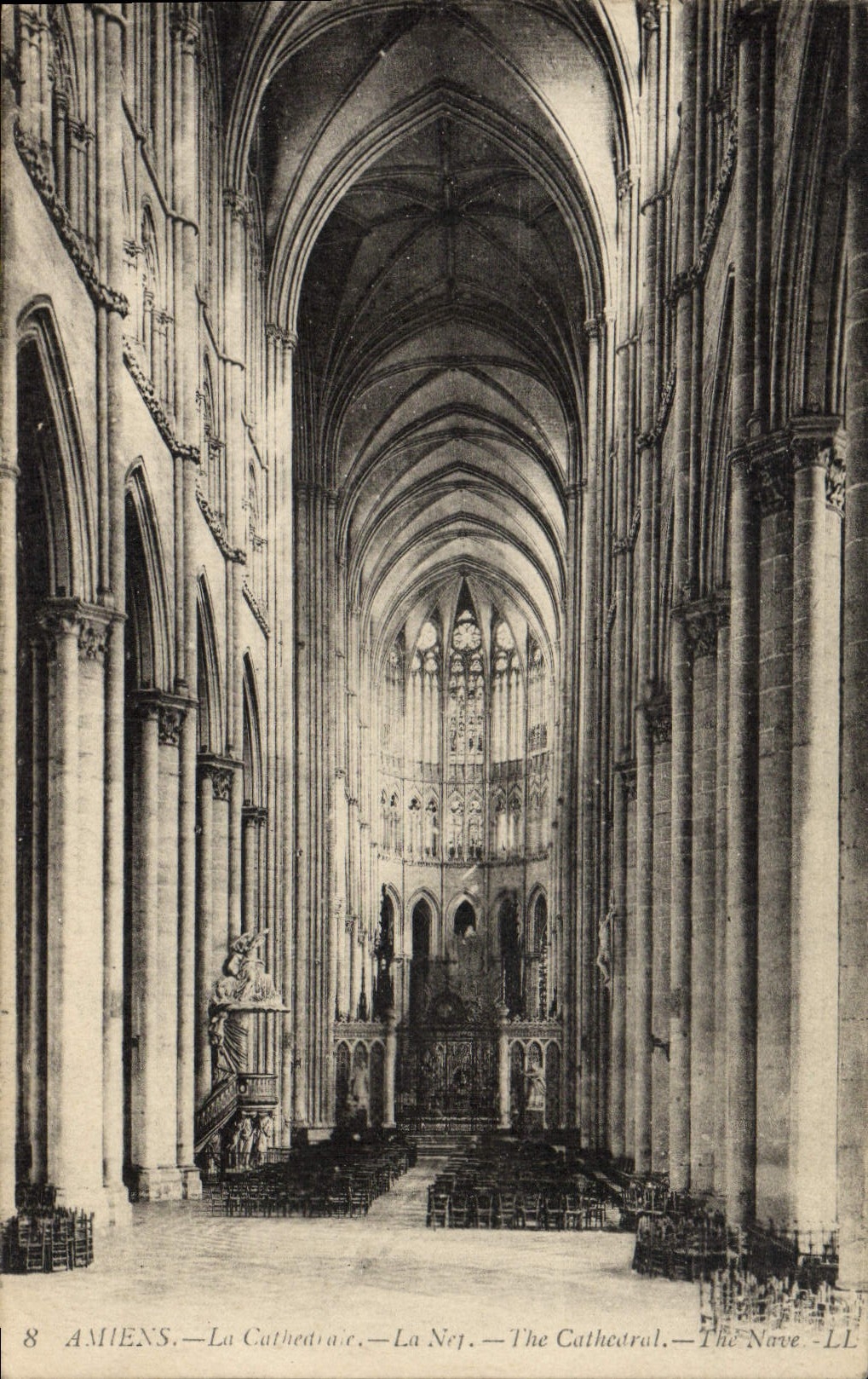 CPA Amiens La Cathedrale La nef
