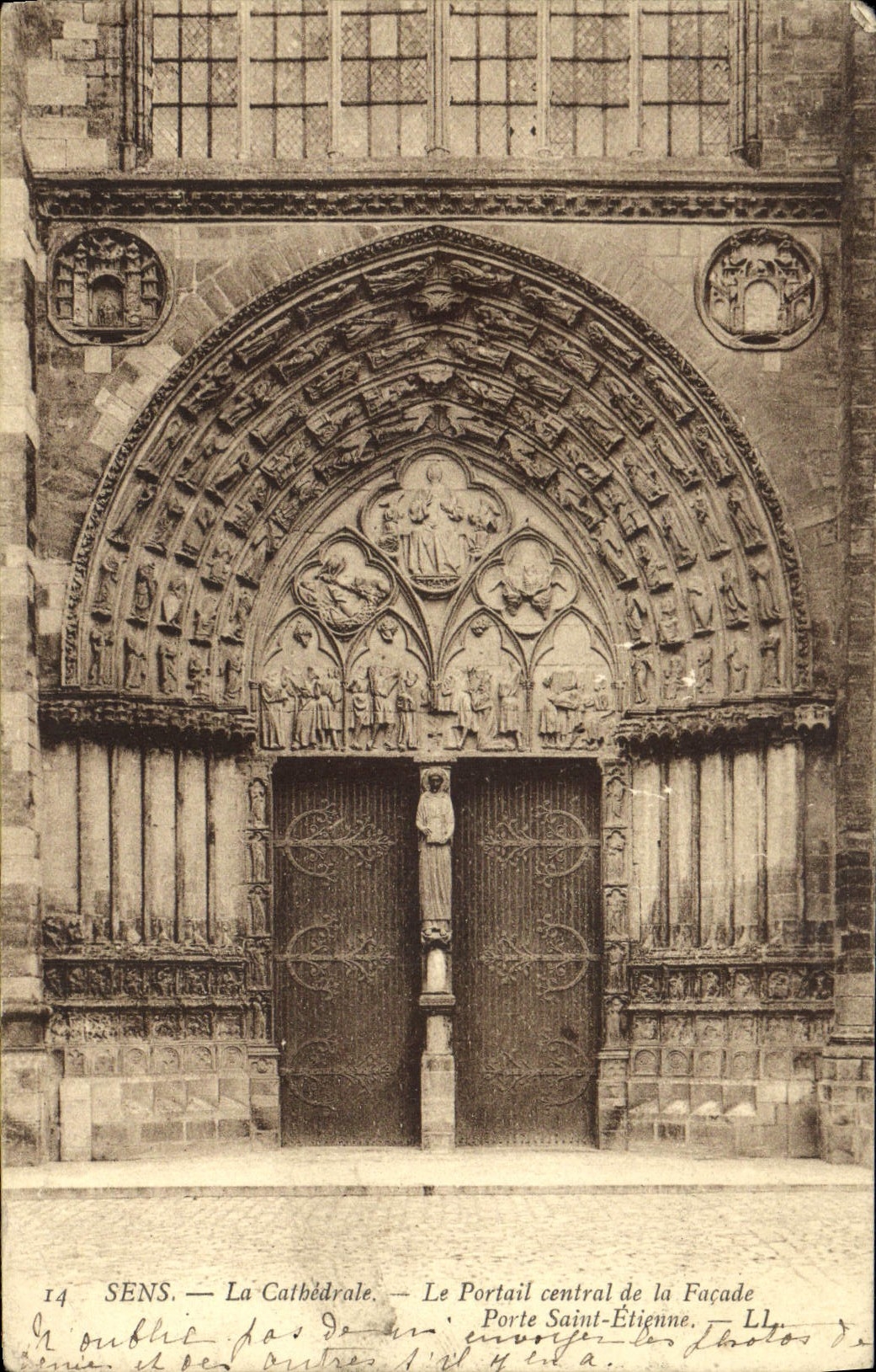La POSTAL de la VENDIMIA Sens la catedral la puerta central del ataque frontal lleva Etinne santo