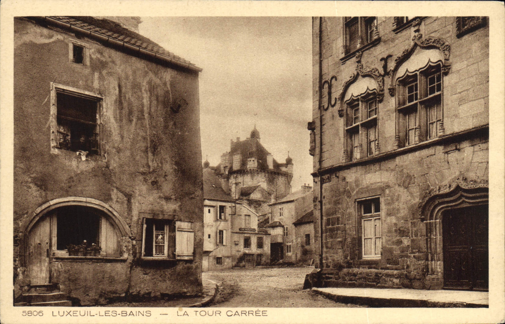 CPA Luxeuil Les Bains La Tour Carree