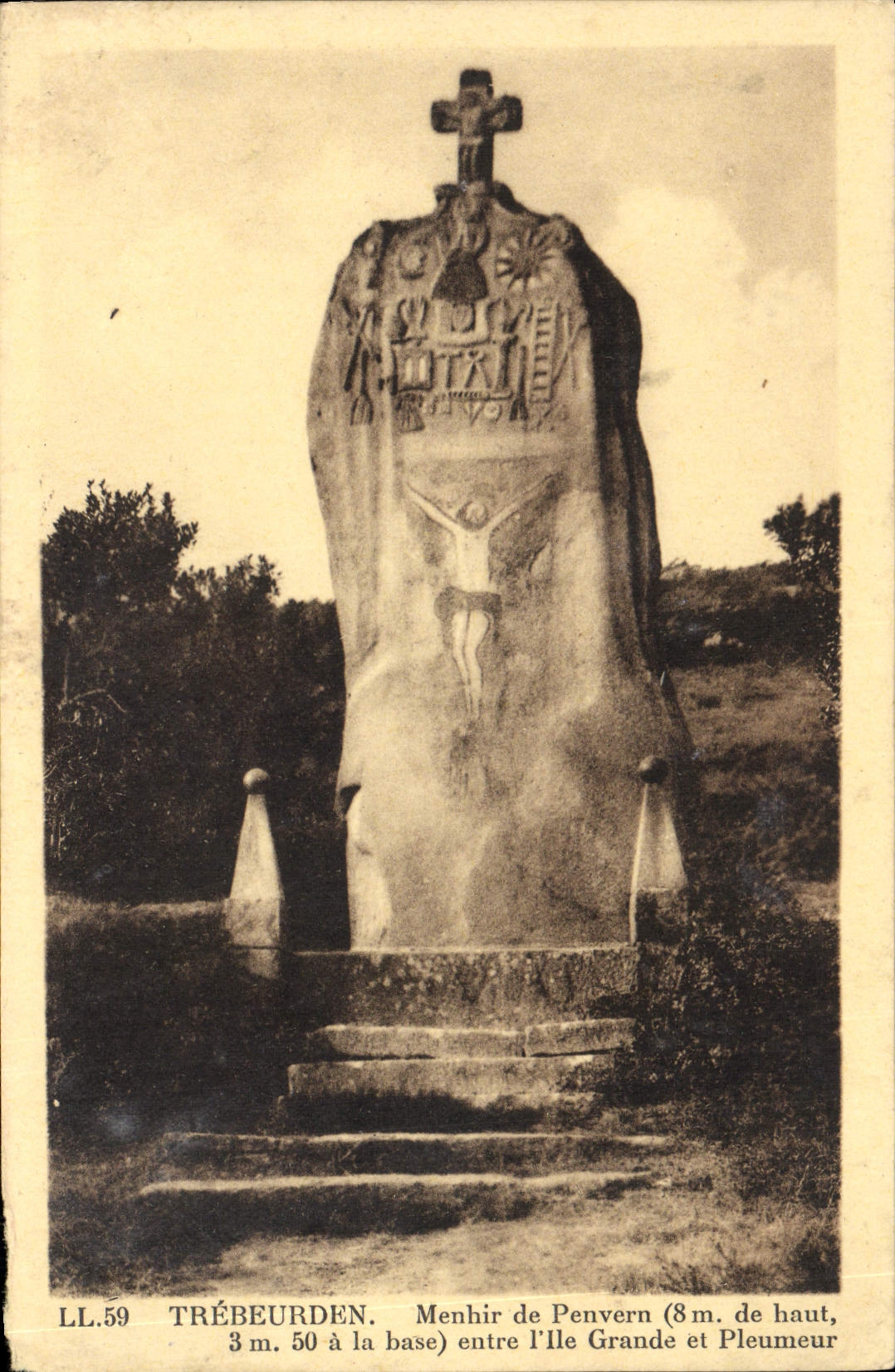 CPA Trebeurden Menhir De Penvern entre l'ile Grande et Pleumeur