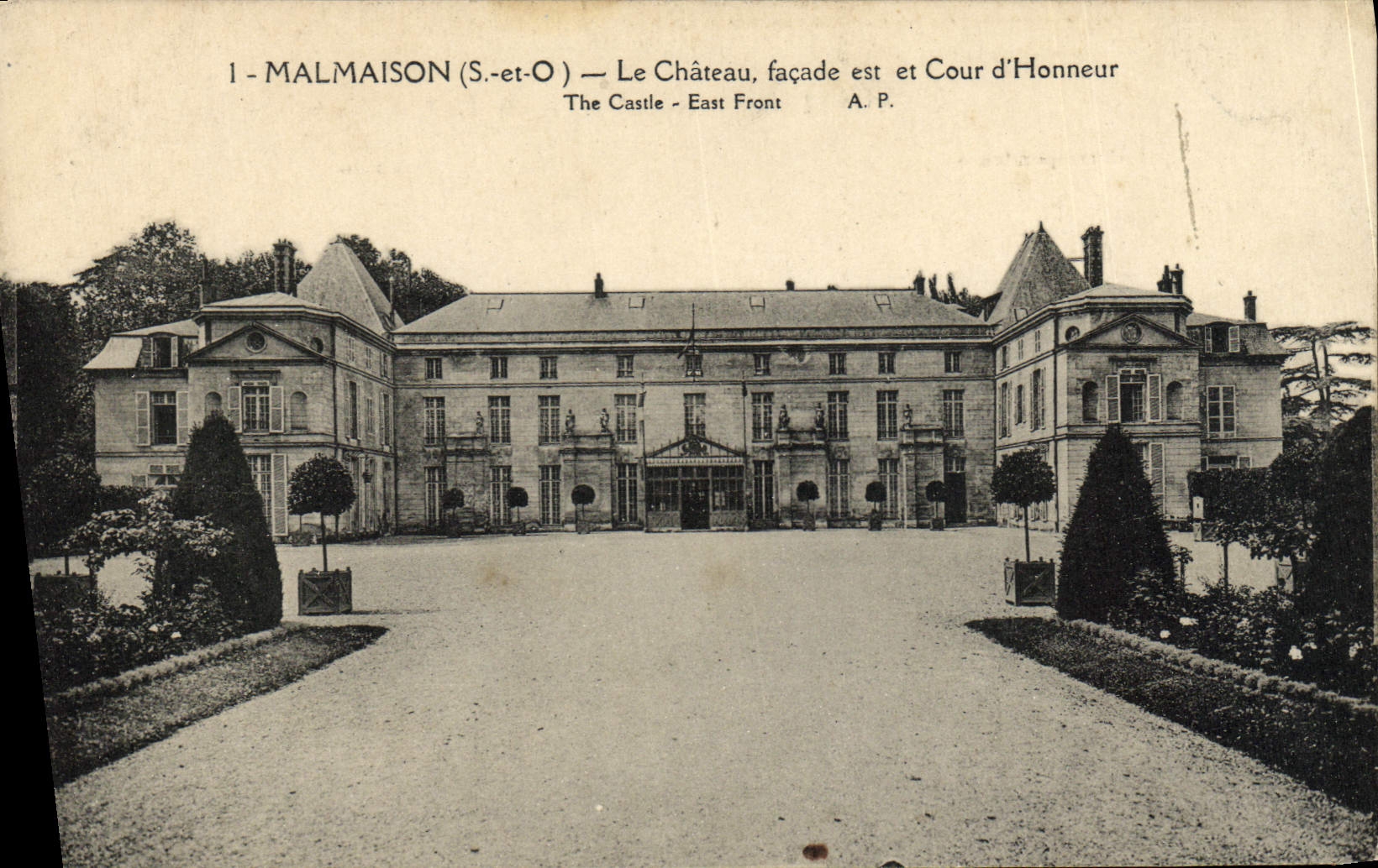 CPA Malmaison Le Chateau Facade Est Et Cour D'Honneur 
