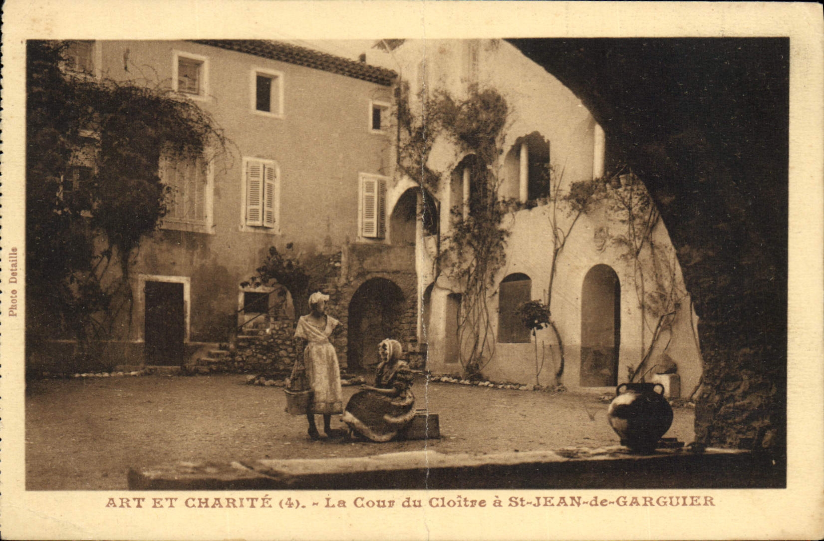 CPA Art Et Charite La Cour Du Cloitre St Jean De Garguier