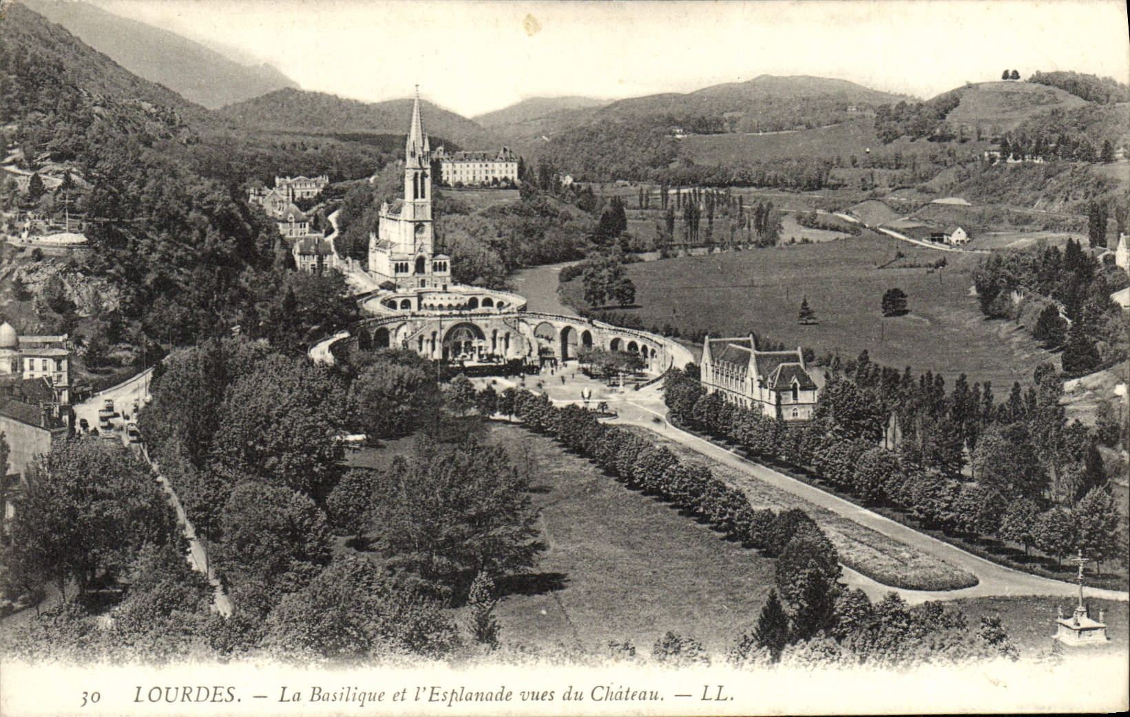 VINTAGE POSTCARD Heavy the Basilica And I' Esplanade Seen Of the Castle