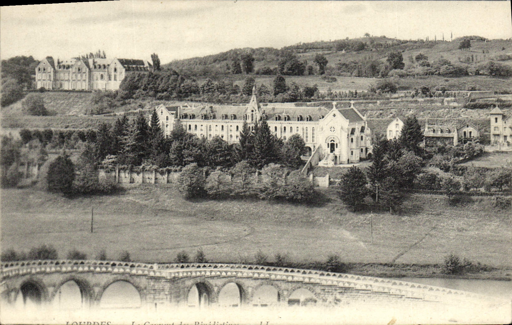 VINTAGE POSTCARD Heavy the convent of the Benedictines