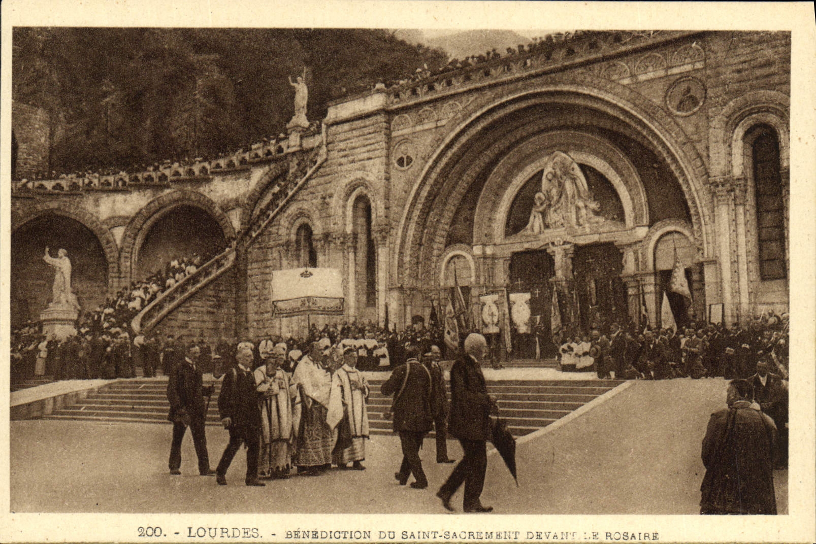 VINTAGE POSTCARD Heavy Senediction Of the Healthy Sacrament in front of the rosary