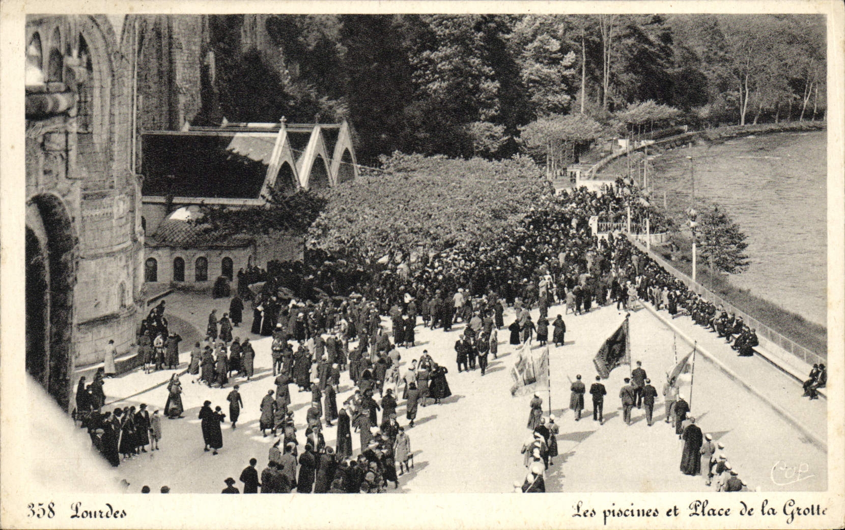 VINTAGE POSTCARD Heavy the swimming pools and places cave