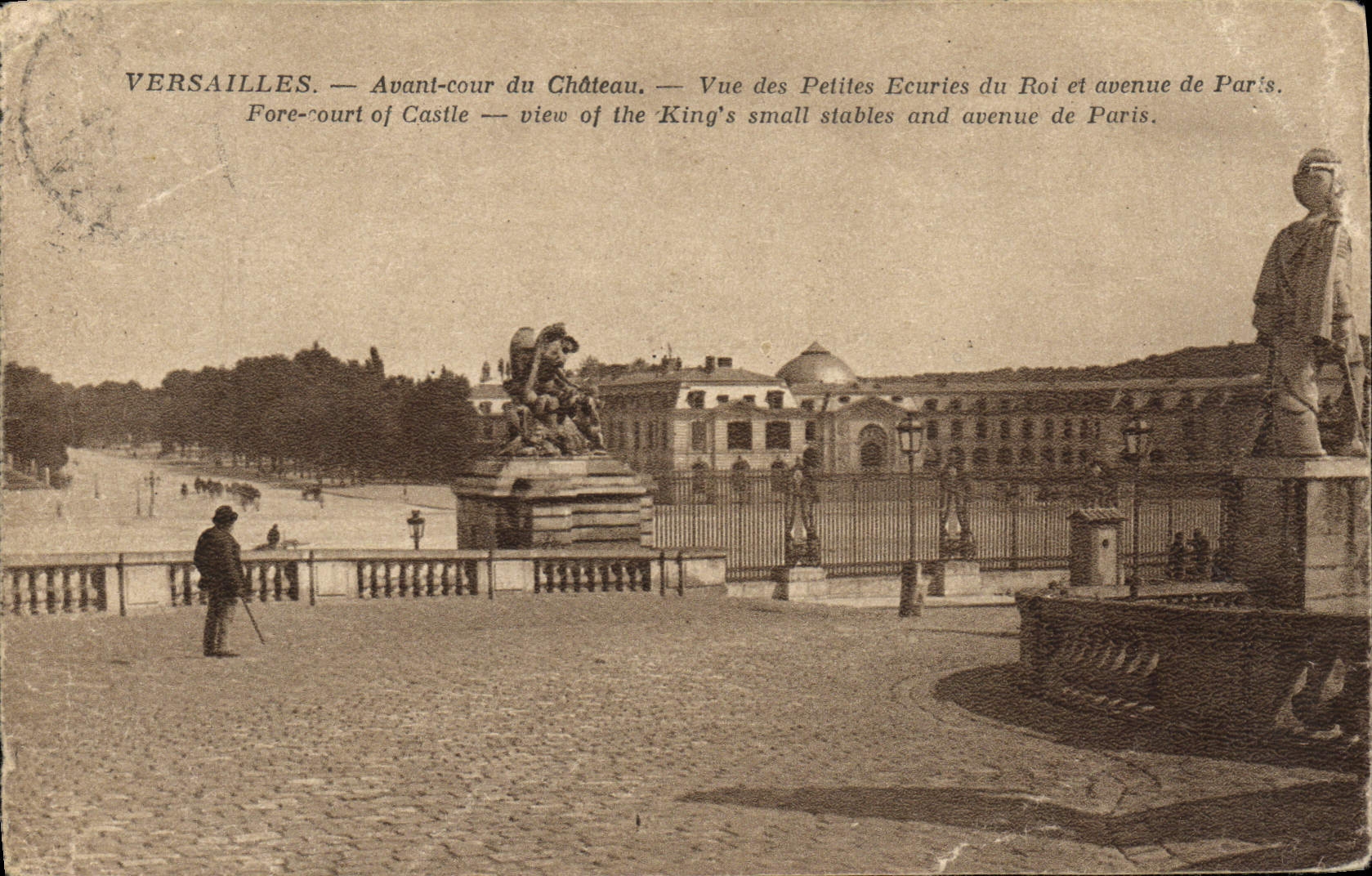 CPA Versailles Avant Cour Du Chateau Vue des petites ecuries du roi et avenue de Paris 