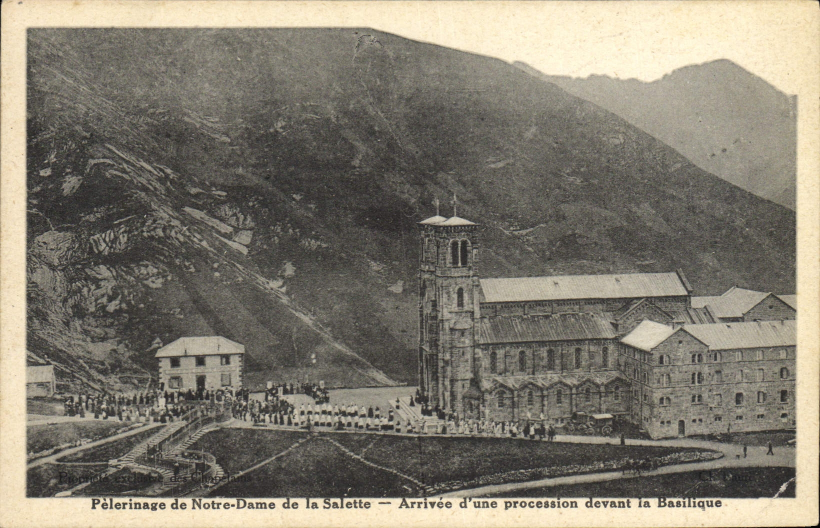 CPA Pelerinage de Notre Dame de la Salette Arrivee d'une procession devant la basilique