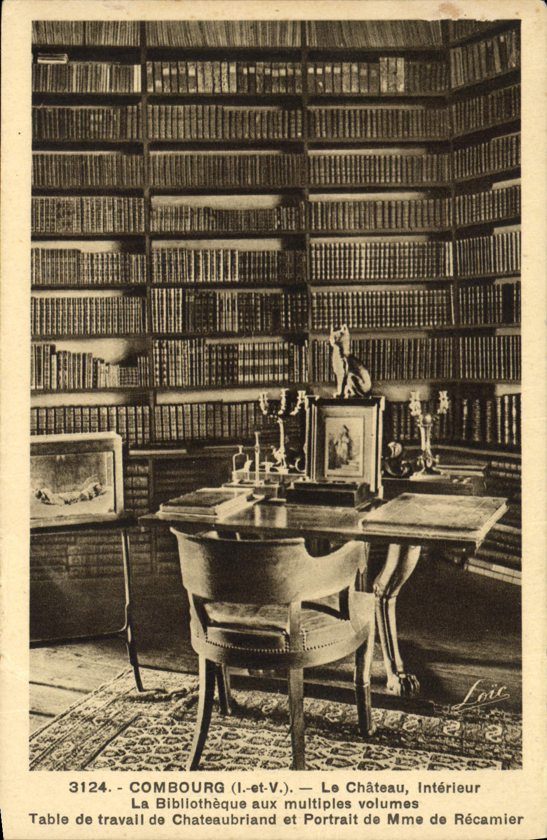 CPA Combourg Le Chateau Interieur La Bibliotheque aux Multiples volumes Table de travail de Chateaubriand Chat
