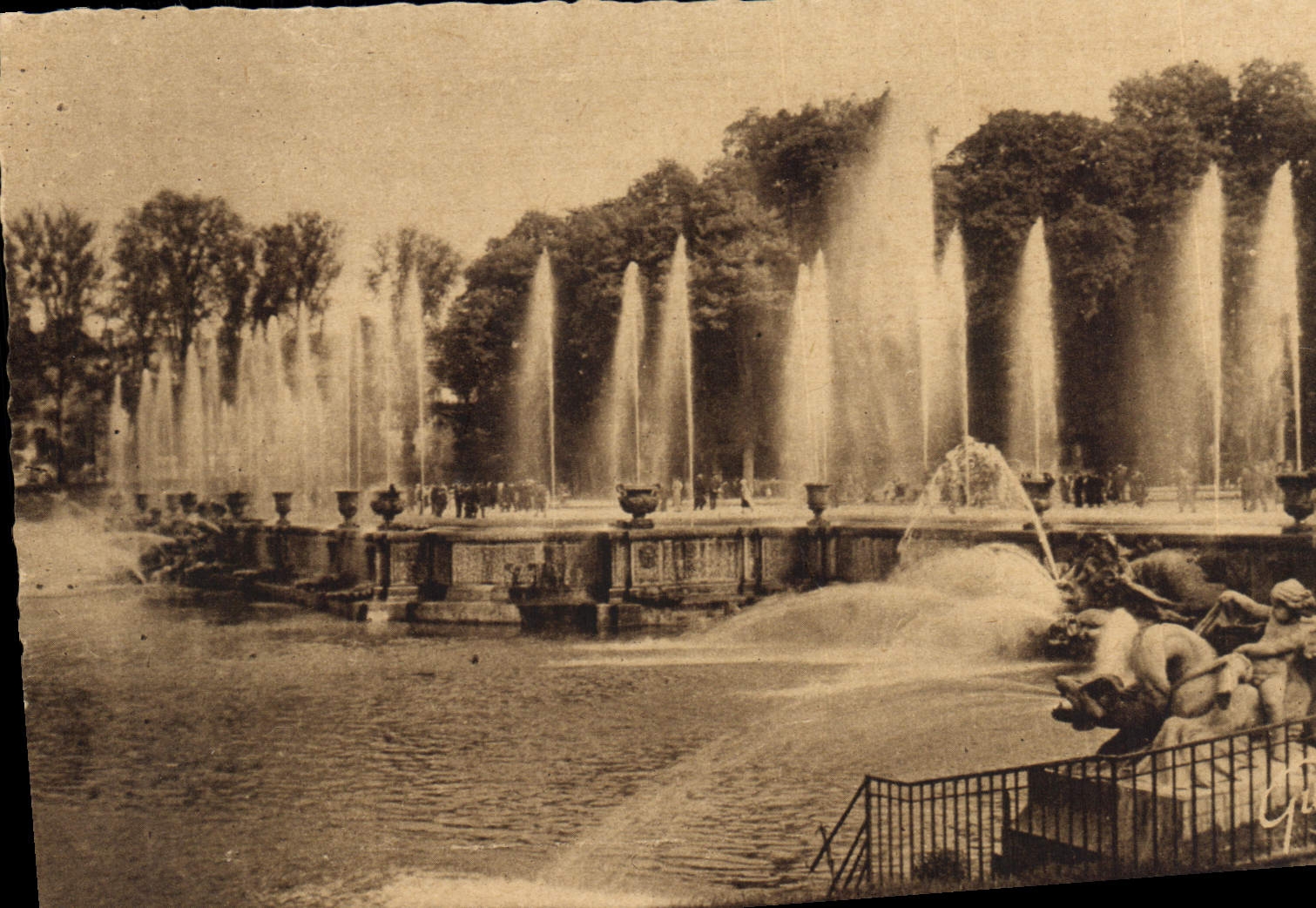 CPA Versailles Et Ses Merveilles Parc du chateau Les grandes eaux au bassin de Neptune
