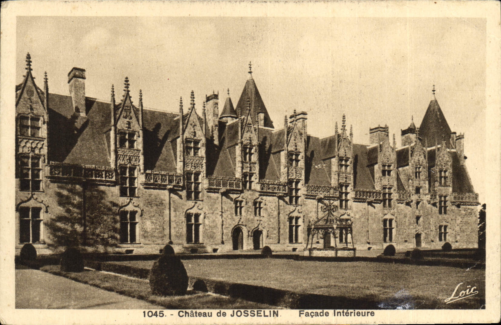 VINTAGE POSTCARD Castle De Josselin Interior Frontage