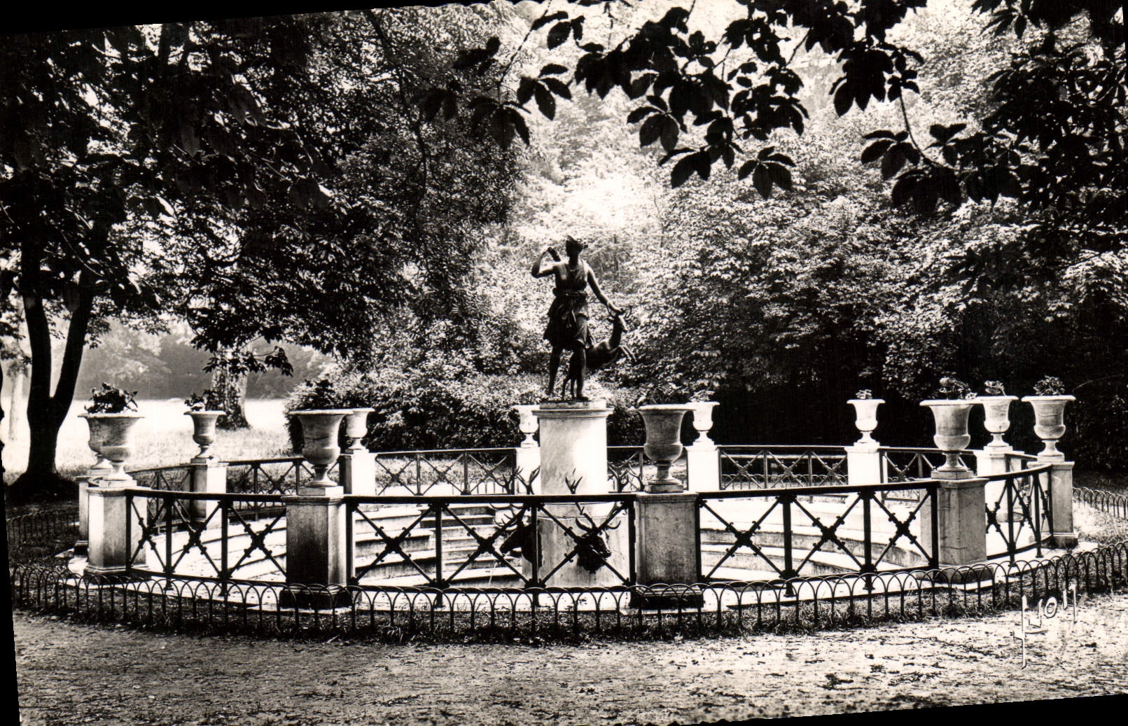 VINTAGE POSTCARD Fontainebleau Gardens Of the Palate Fountain Of Diane