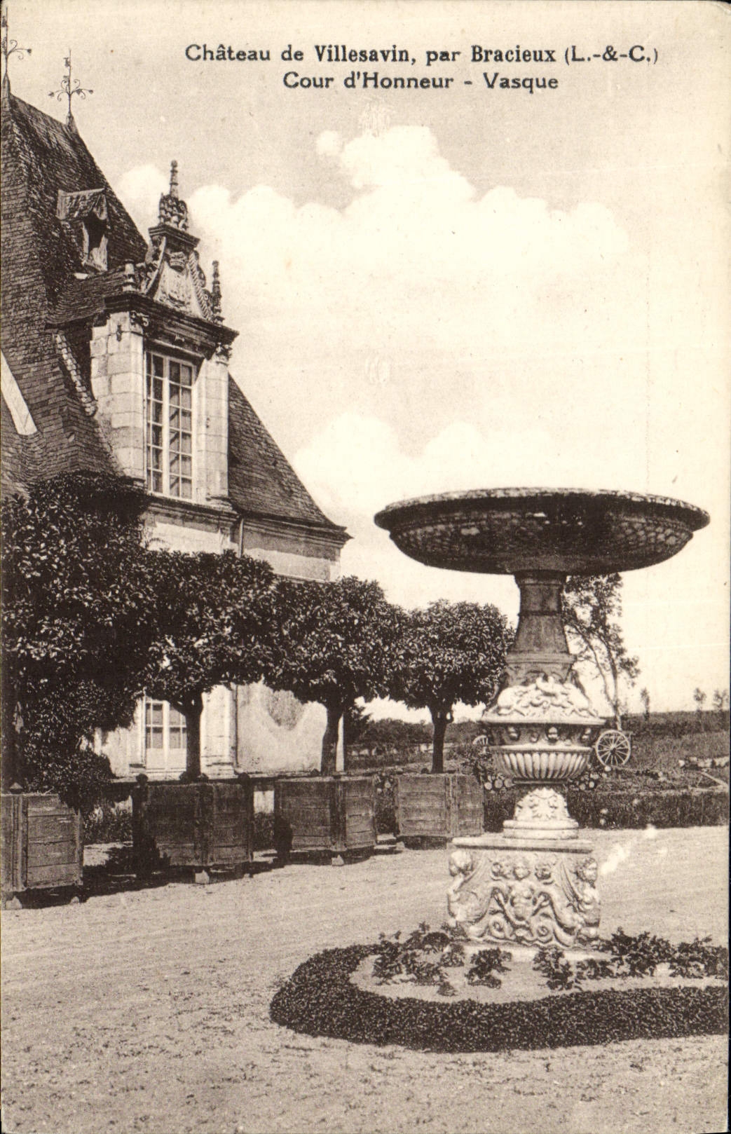 CPA Chateau De Villesavin Par Bracieux Cour D'honneur Vasque 