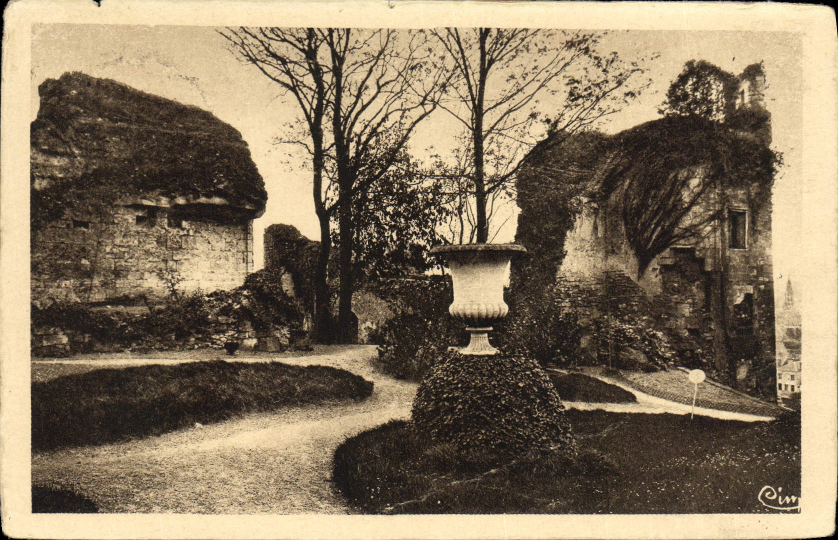 CPA Vemdome Ruines Du Chateau