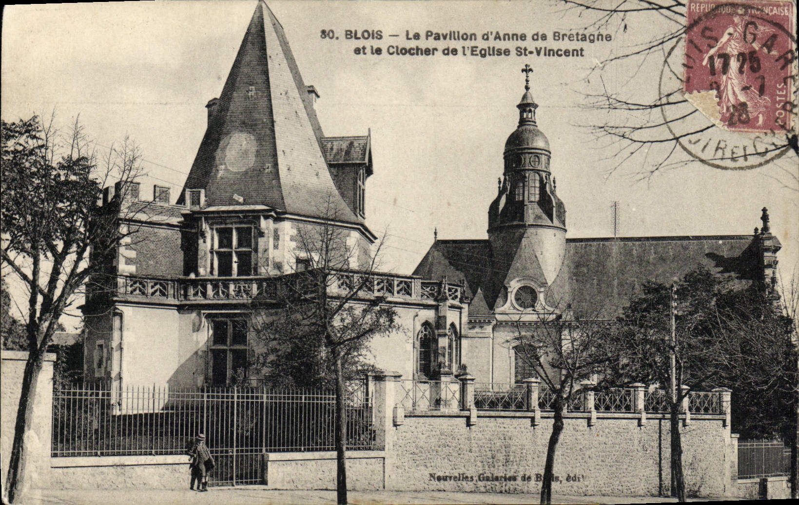 CPA Chateau de Blois La Pavillon d'Anne De Bretagne et le clocher de l'eglise St Vincent