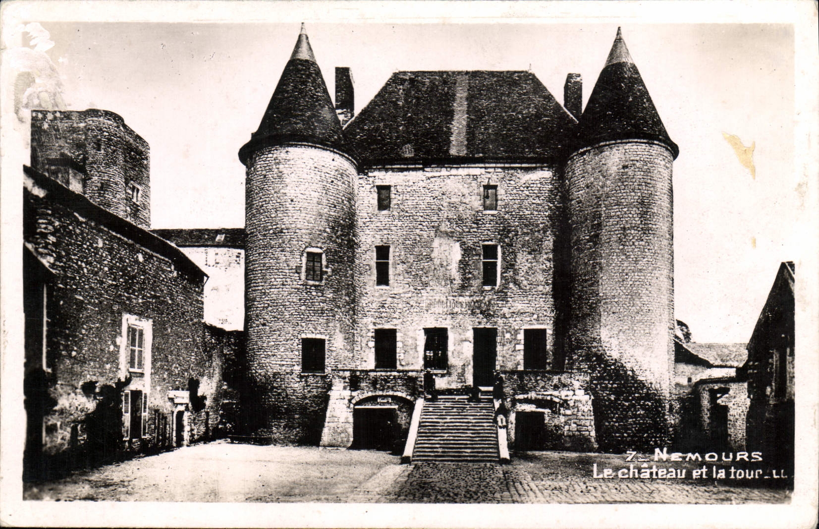 VINTAGE POSTCARD Nemours the Castle and the Tower