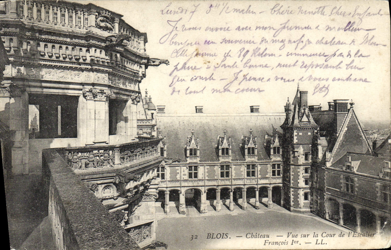 CPA Blois Chateau Vue Sur la Cour de l'escalier Francois 1er