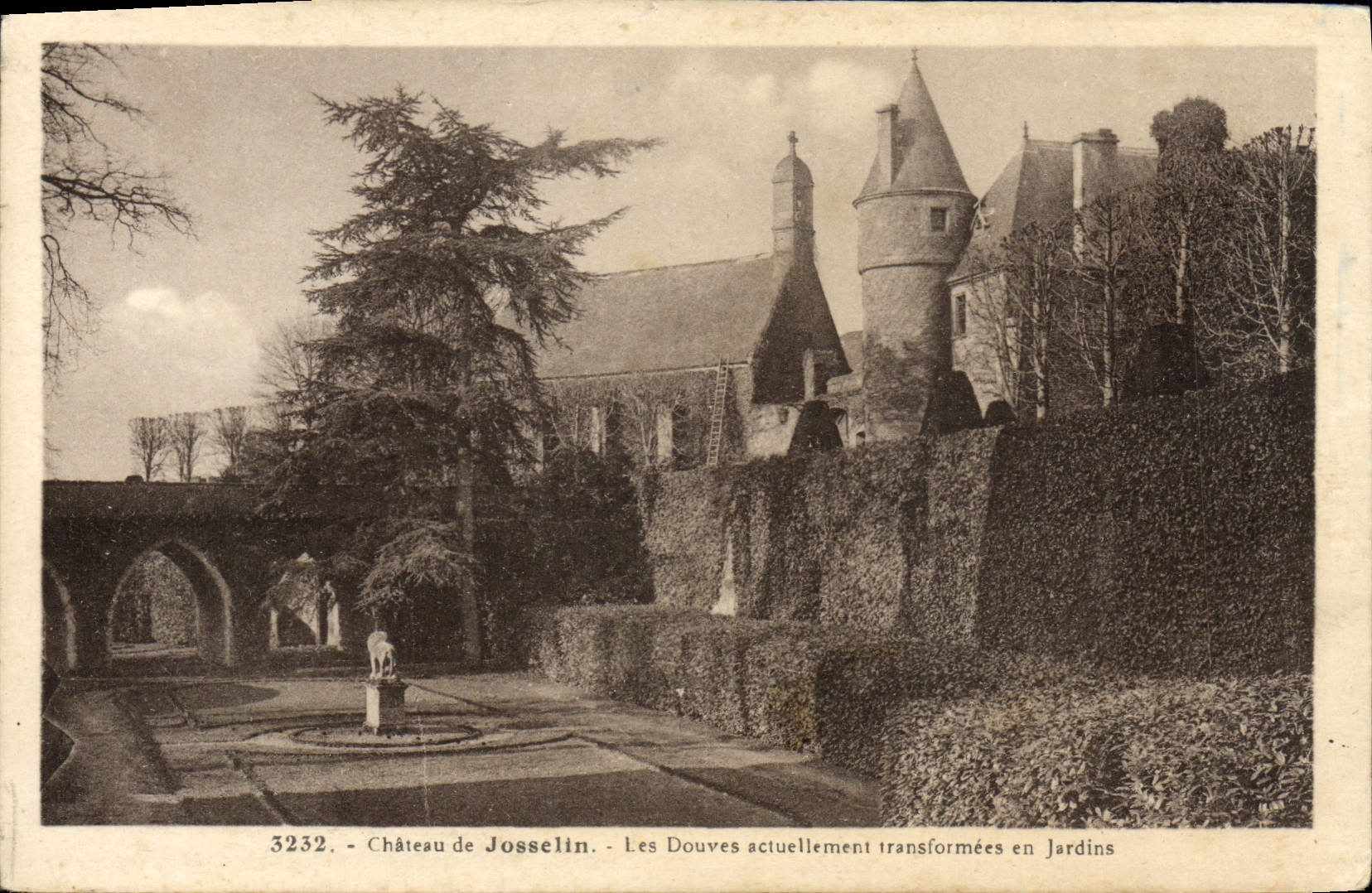 CPA Chateau de Josselin Les Douves actuellement transformees en jardins