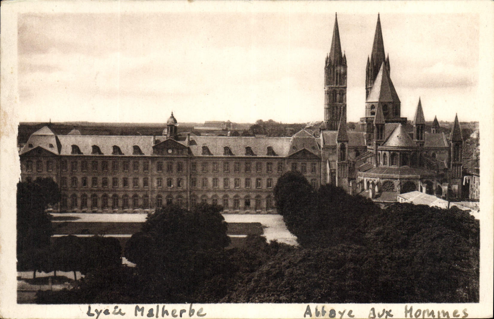 CPA Caen Le lycee et l'eglise St Etienne