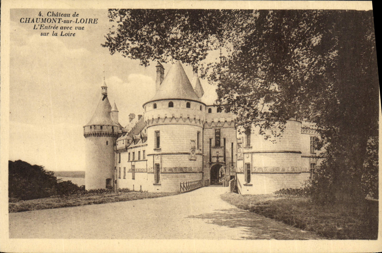 CPA Chaumont sur Loire L'Entree avee Vue sur la Loire 