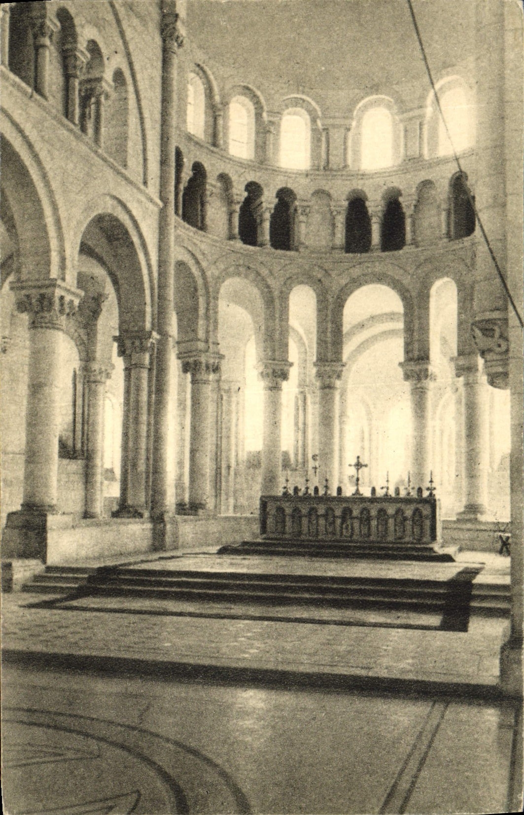 CPA Fontgombault L'Eglise Abbatiale Le Sanctuaire