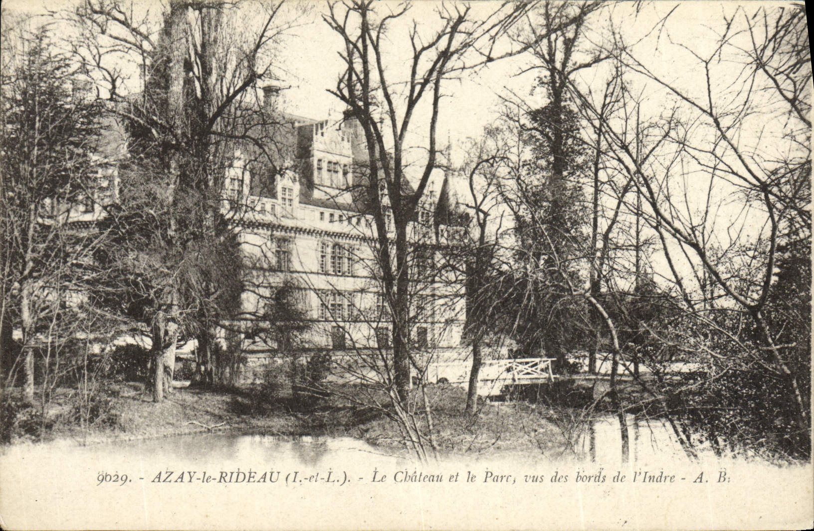 CPA Azay le Rideau Le Chateau et le Parc Vus des Bords de l'Indre