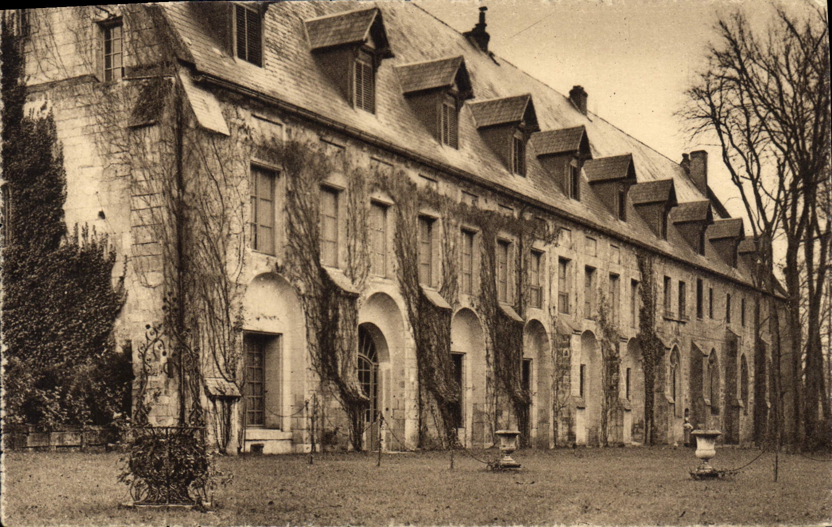 CPA Abbaye de Royaumont Asnieres sur Oise Batiment des hotes