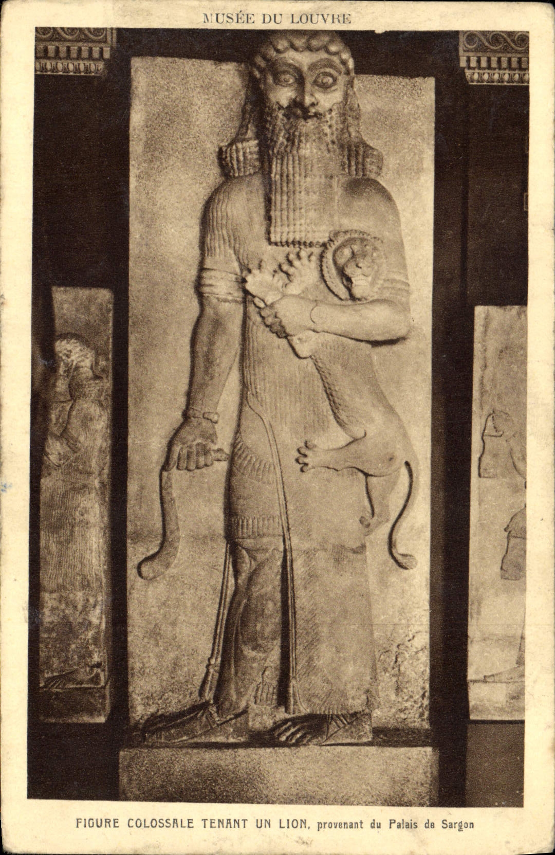 CPA Musee Du Louvre Figure Colossale Tenant un Lion Provenant du Palais de Sargon