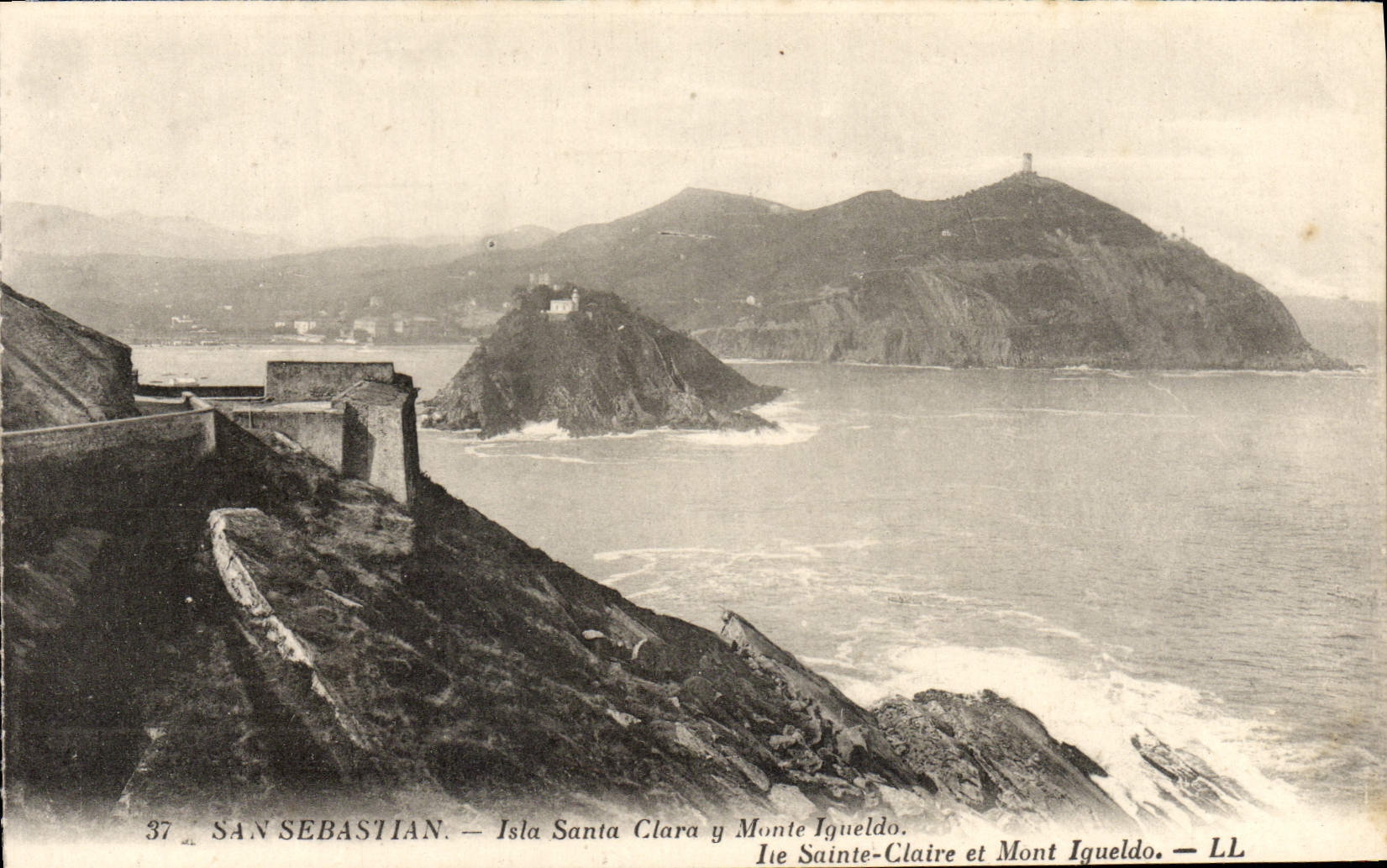 VINTAGE POSTCARD San Sebastian Isla Santa Clara Assembles Igueldo there