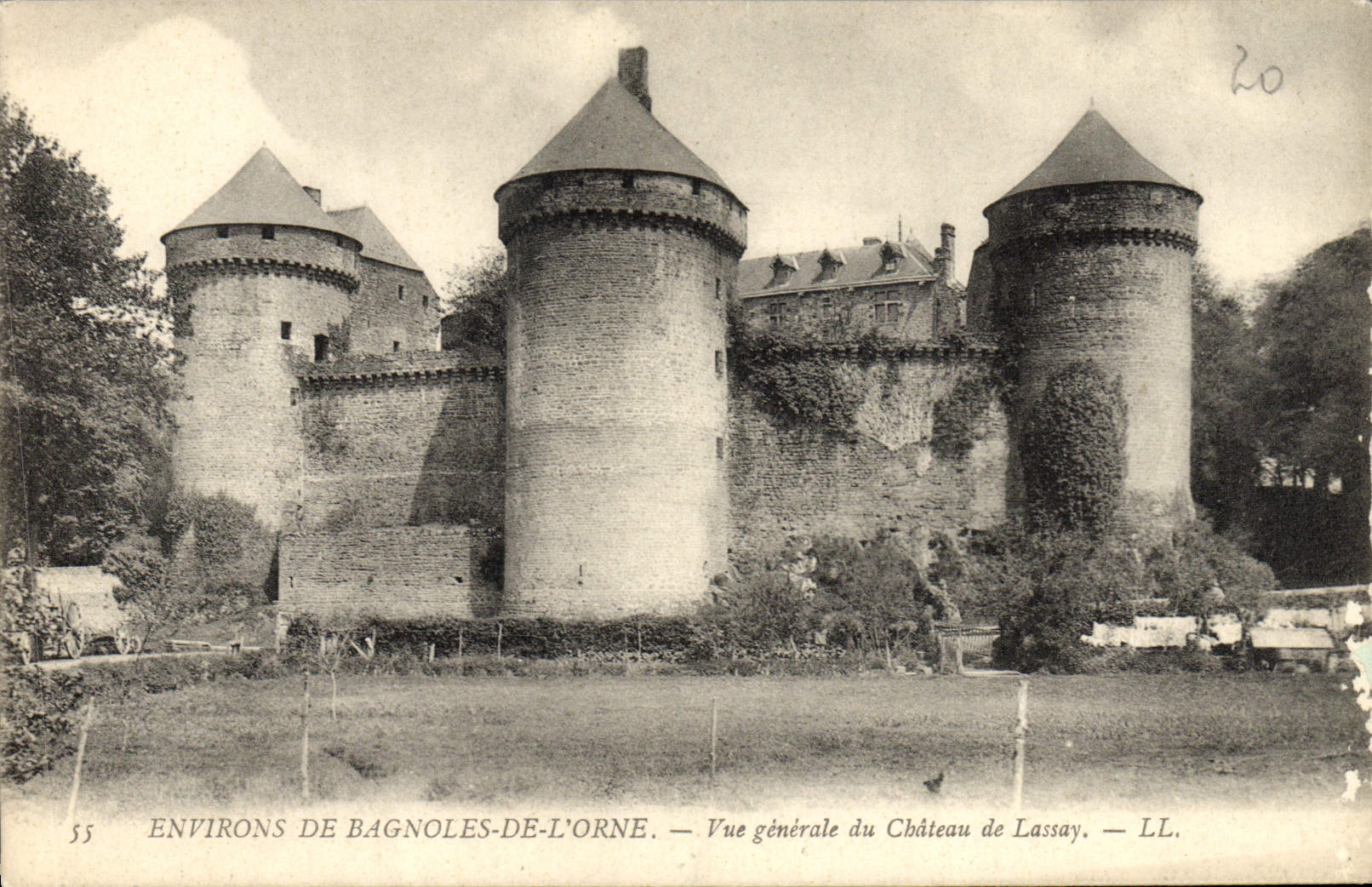 CPA Environs De Bagnoles De L'Orne Vue Generale du Chateau de Lassay