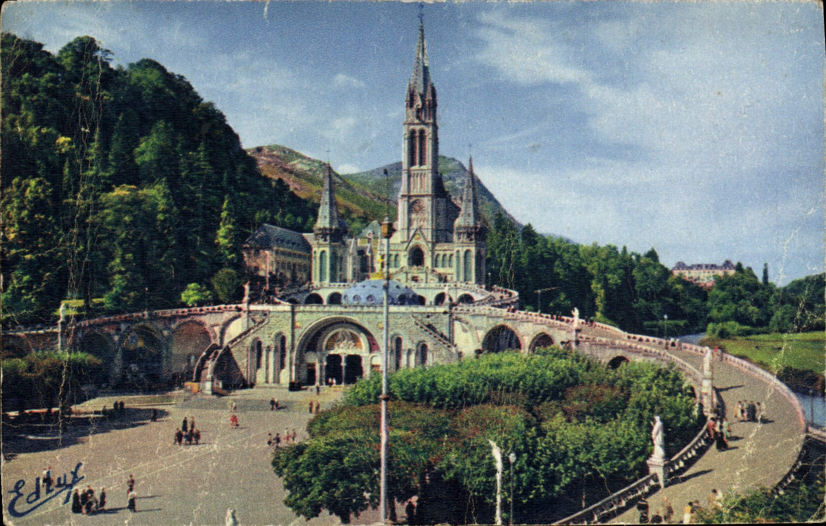 VINTAGE POSTCARD Heavy the Basilica and Esplanade