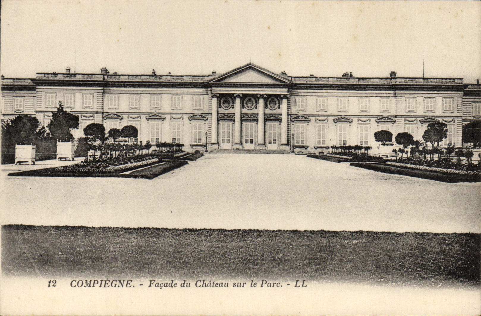 Ataque frontal de Compiegne de la POSTAL de la VENDIMIA del castillo en el parque