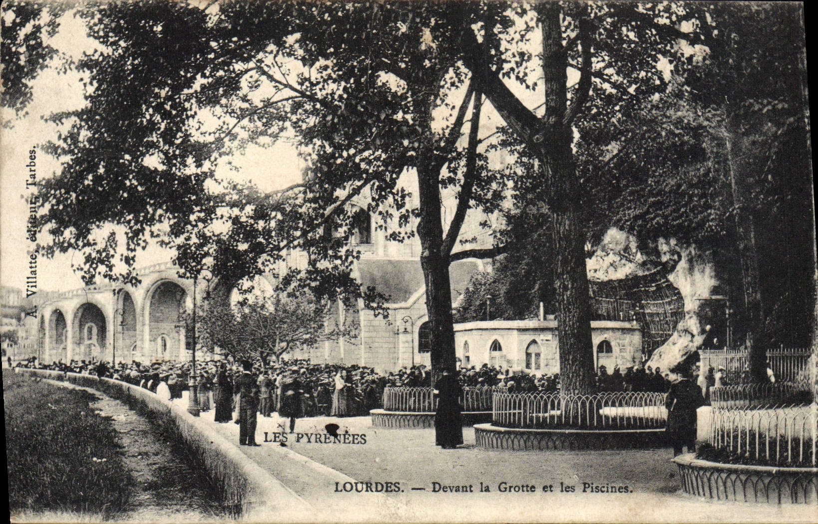 VINTAGE POSTCARD Heavy In front of the Cave and the Swimming pools