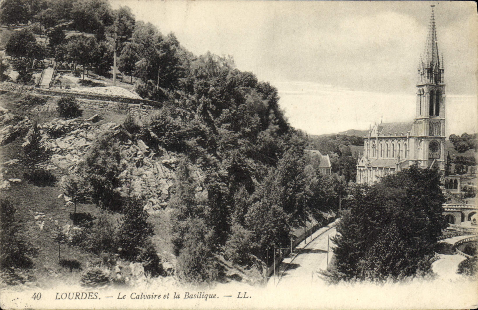 VINTAGE POSTCARD Heavy the Martyrdom and the Basilica