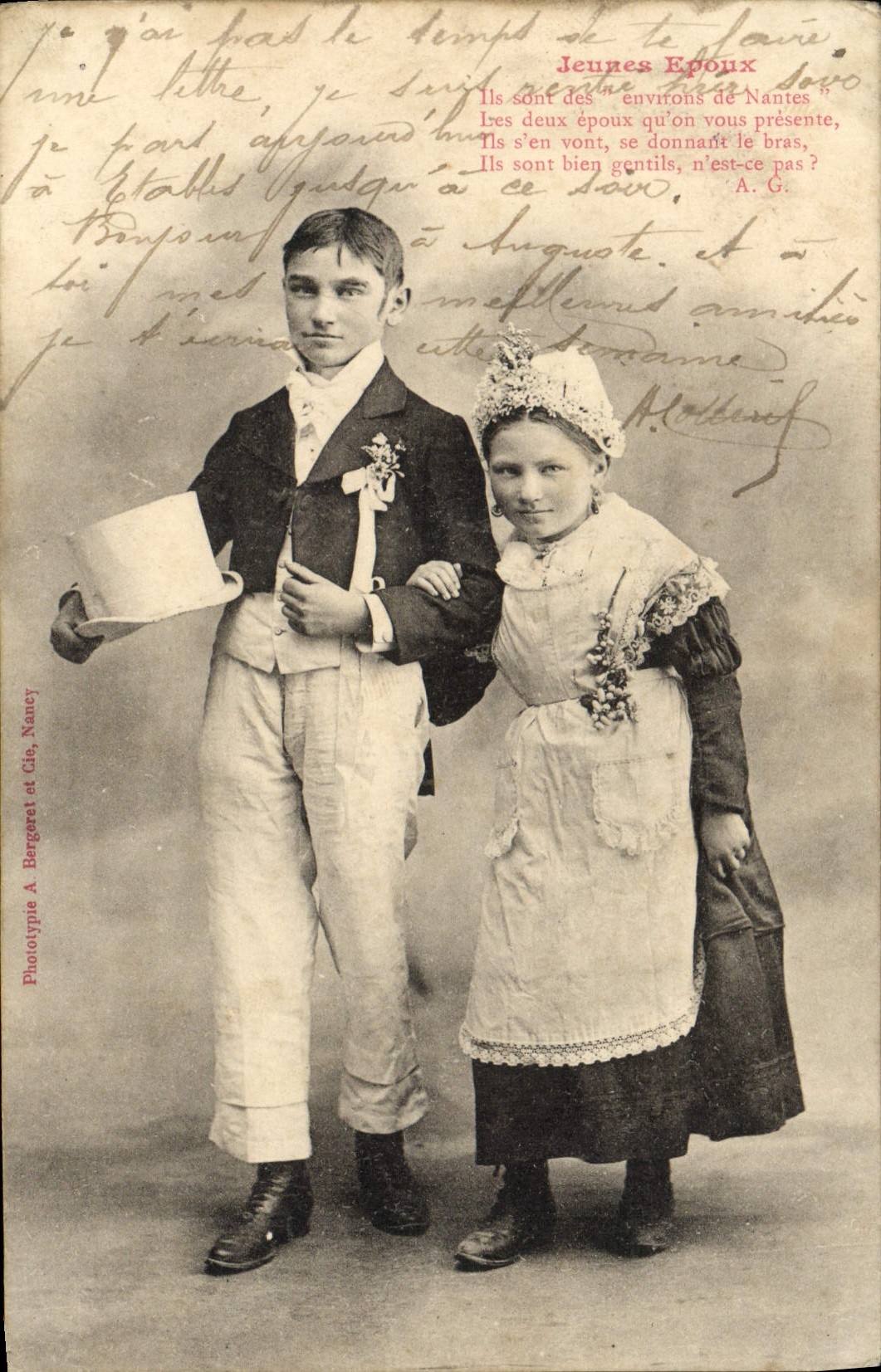 VINTAGE POSTCARD Jeunes Husband They is surroundings of Nantes Enfants Folklore