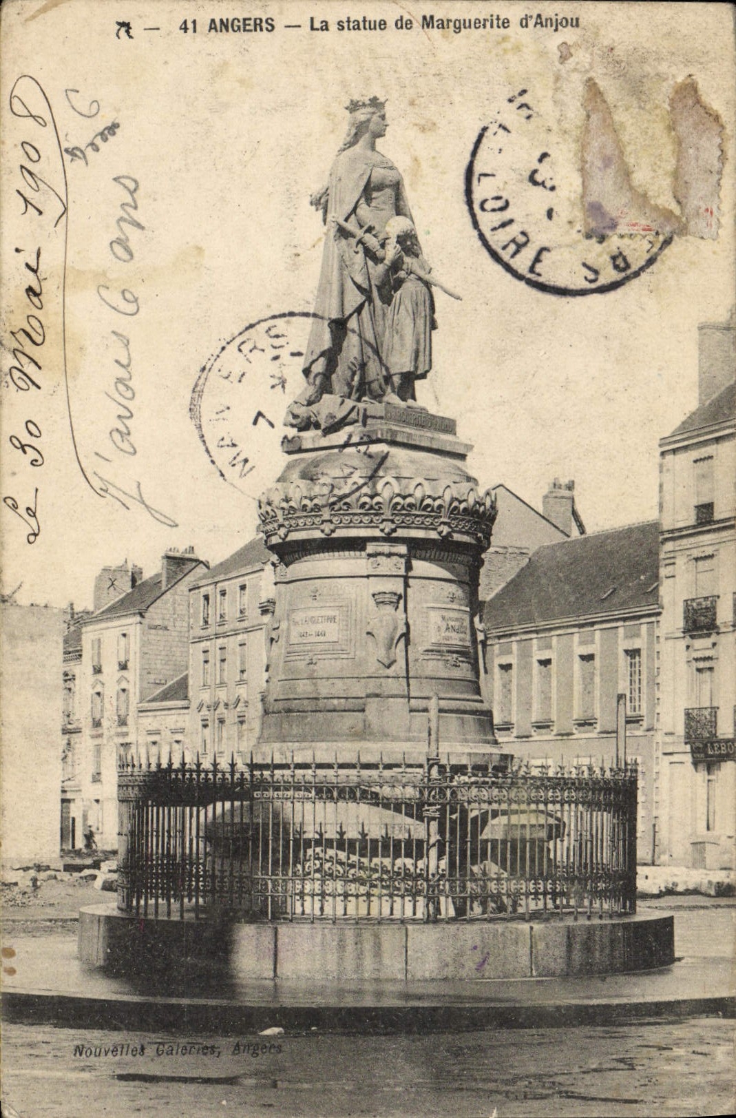 La POSTAL de la VENDIMIA encoleriza estatua de la margarita de Anjou