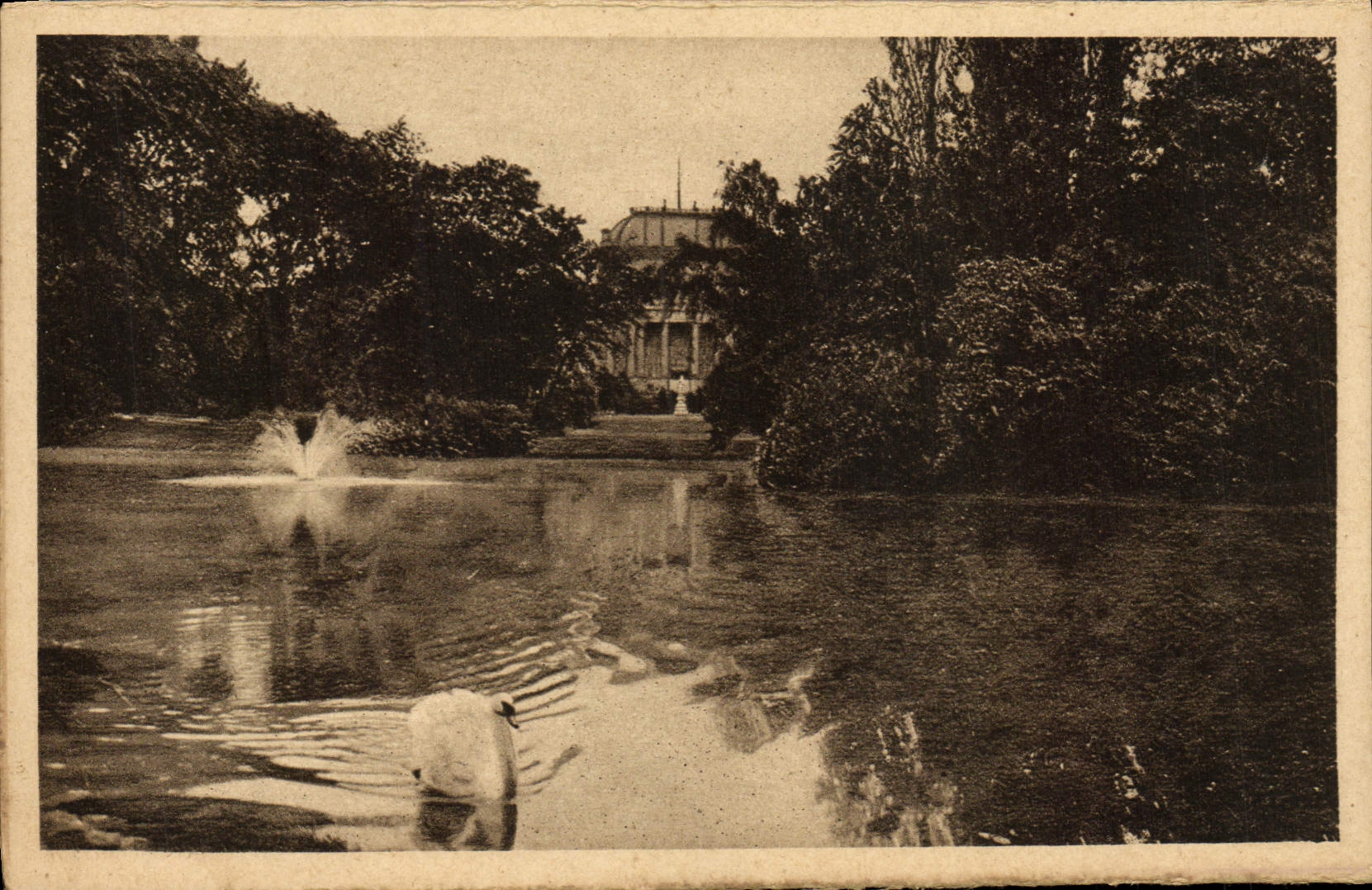 VINTAGE POSTCARD Wiesbaden Theater Von Den anlagen