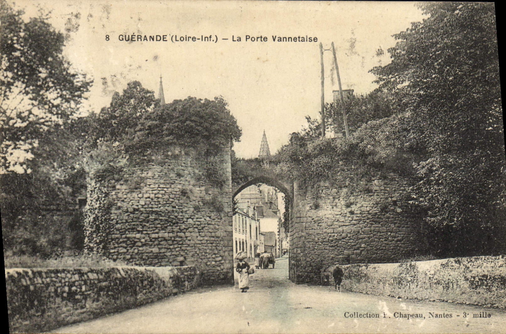 VINTAGE POSTCARD Guerande the Vannetalse Gate