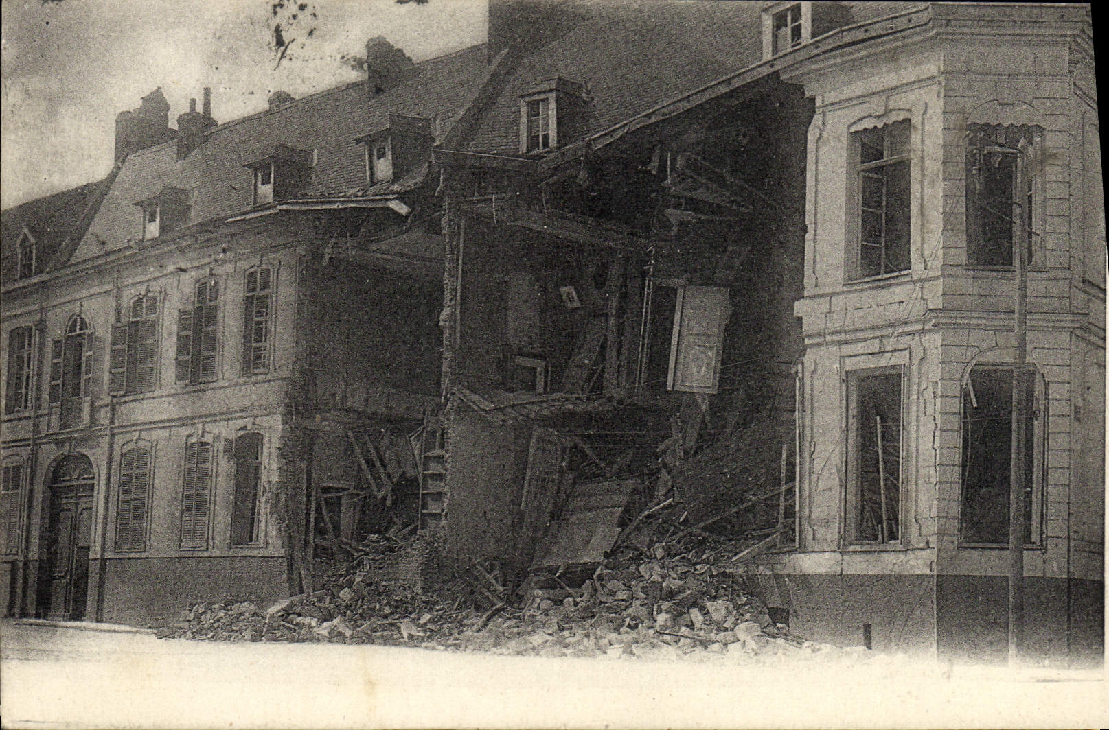 VINTAGE POSTCARD Houses ecroulees