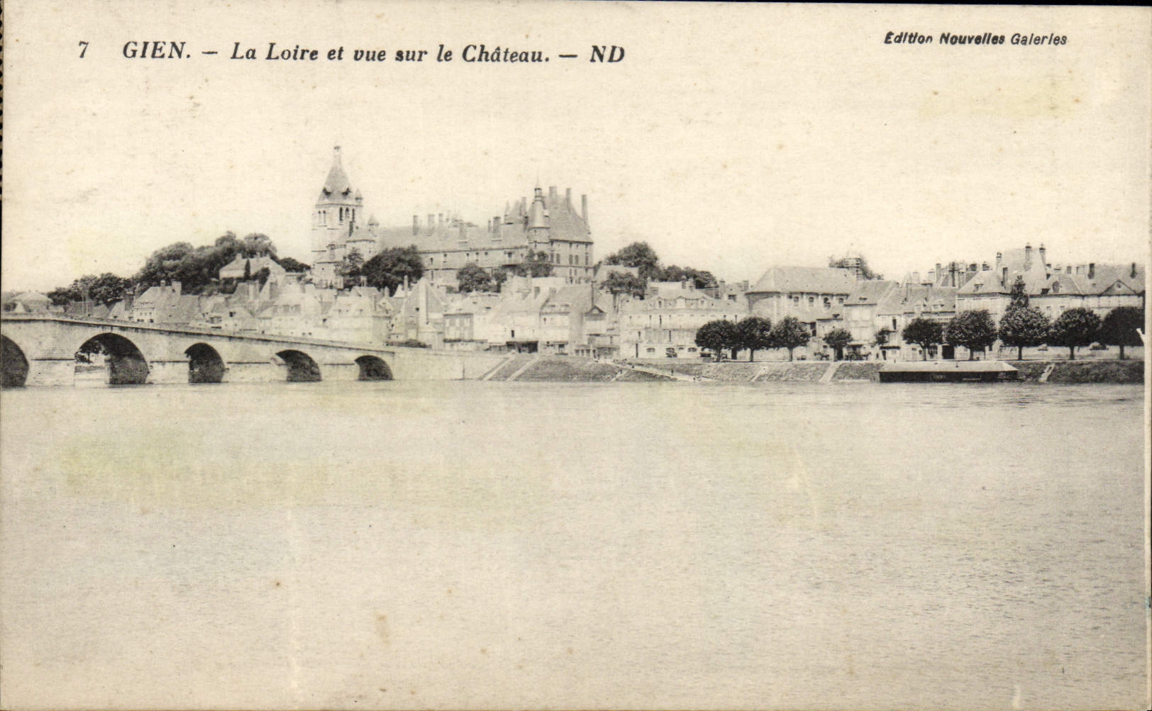 CPA Gien La Loire Et Vue Sur Le Chateau