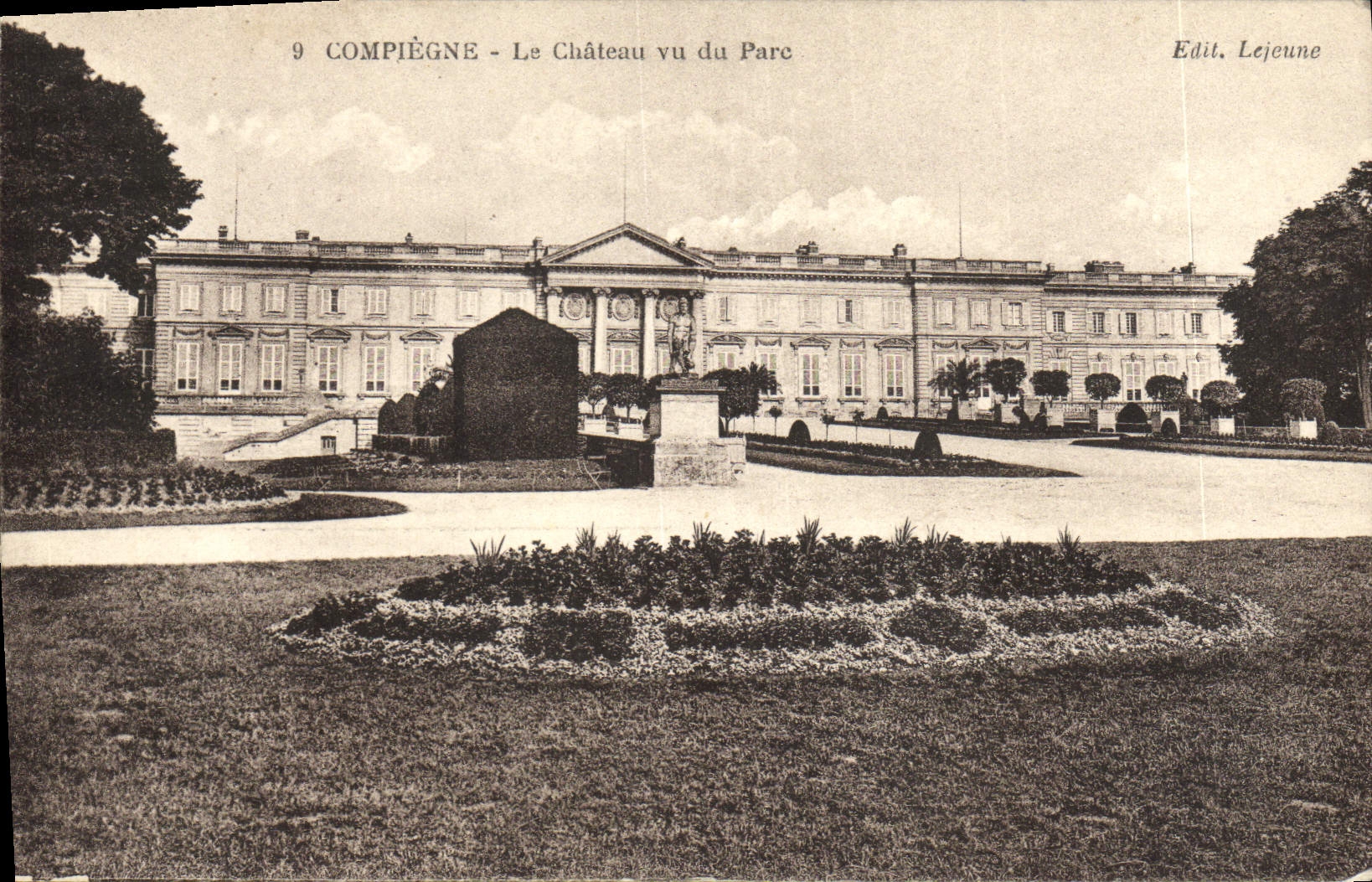 CPA Compiegne Le Chateau Vu Du Parc
