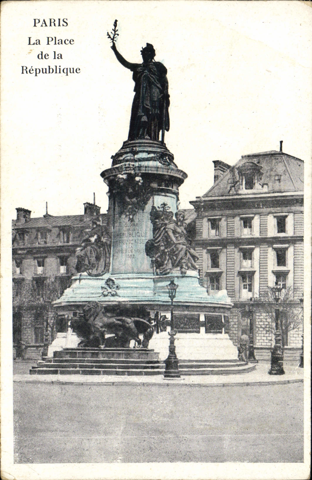 CPA Paris La place De La Republique Lion