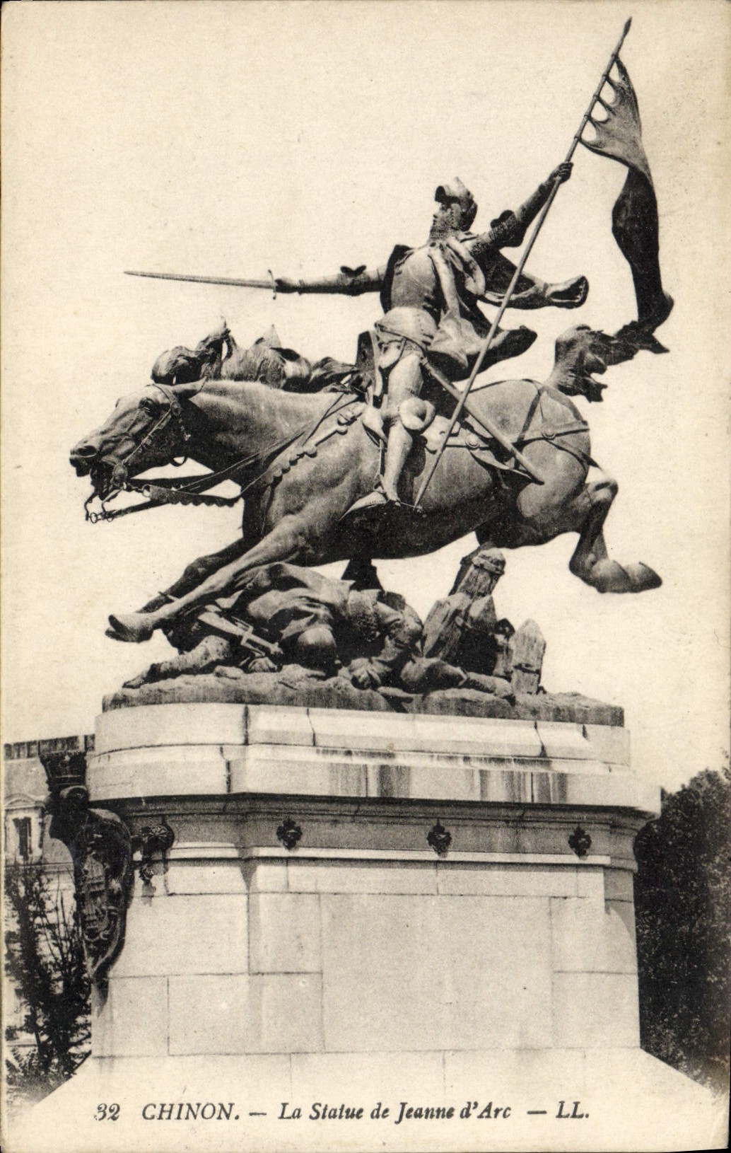 VINTAGE POSTCARD Chinon the Statue Jeanne d' Arc Horse